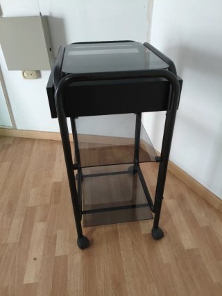 Mueble auxiliar negro con ruedas