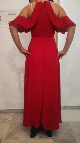 Vestido de fiesta rojo con volantes