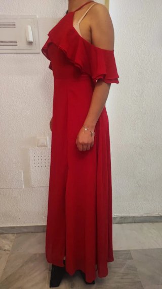 Vestido de fiesta rojo con volantes
