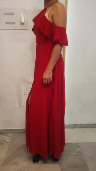 Vestido de fiesta rojo con volantes