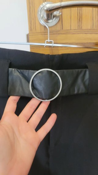 Shorts negros Stradivarius con cinturón polipiel