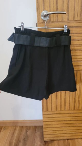 Shorts negros Stradivarius con cinturón polipiel