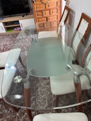 Mesa de comedor ovalada de cristal y madera