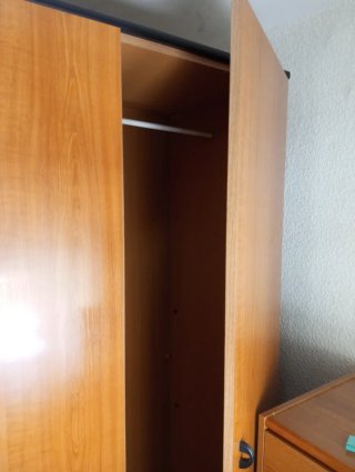 Armario de madera marrón