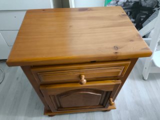 Mesita de noche de madera de pino