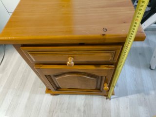 Mesita de noche de madera de pino