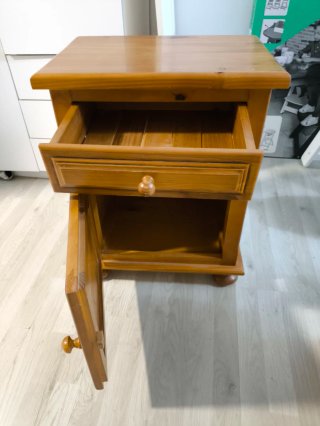 Mesita de noche de madera de pino