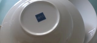 Vajilla de porcelana blanca,  Marca Mikasa