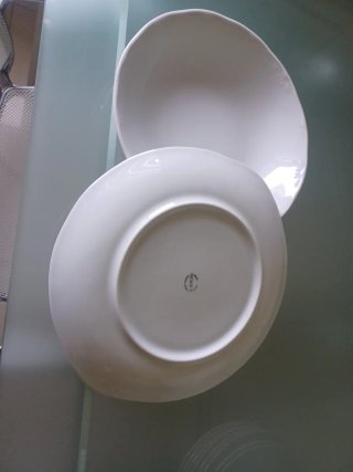 Vajilla de porcelana blanca,  Marca Mikasa