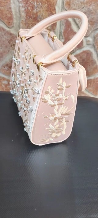 Bolso Beige y Dorado con Flores