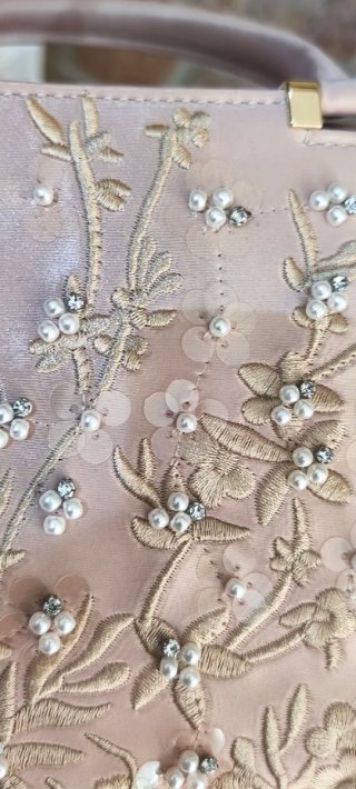 Bolso Beige y Dorado con Flores