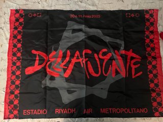bufanda y bandera  Dellafuente concierto 10 años