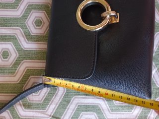 Borsetta Carpisa tracolla nera con anello dorato