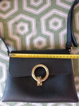 Borsetta Carpisa tracolla nera con anello dorato