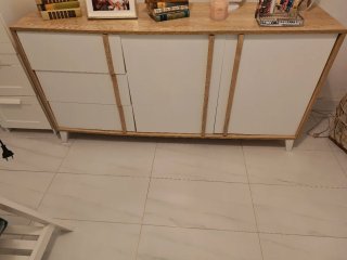 Mueble de almacenaje blanco y madera