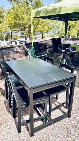 Mesa de madera con 4 sillas.