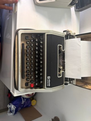 Máquina de escribir Olivetti Lettera DL