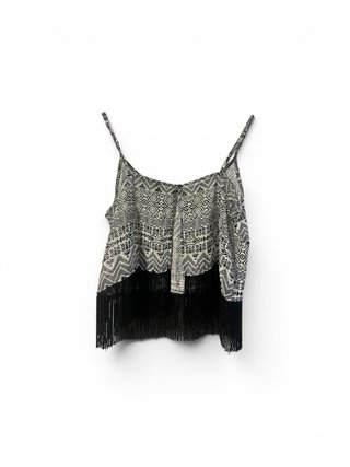 Top Stradivarius blanco y negro con flecos