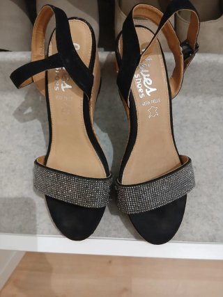 Sandalias cuña negras con pedrería