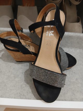 Sandalias cuña negras con pedrería
