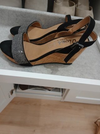 Sandalias cuña negras con pedrería