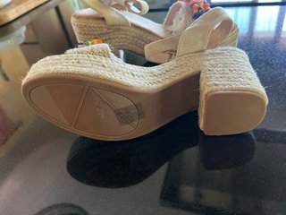Sandalias esparto con pedrería multicolor