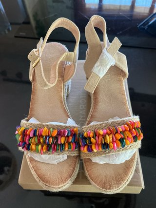 Sandalias esparto con pedrería multicolor