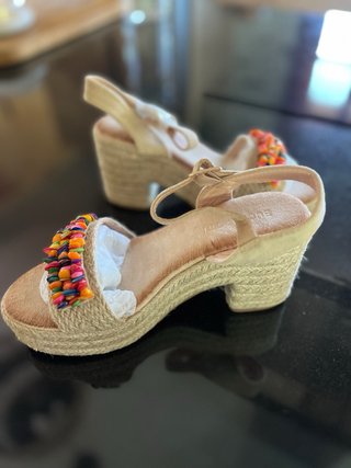 Sandalias esparto con pedrería multicolor