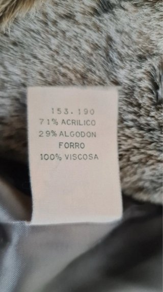 Abrigo piel sintética beige y marrón