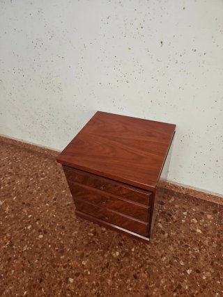 Mesita de noche de madera