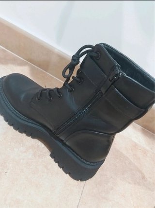 Botas negras estilo militar