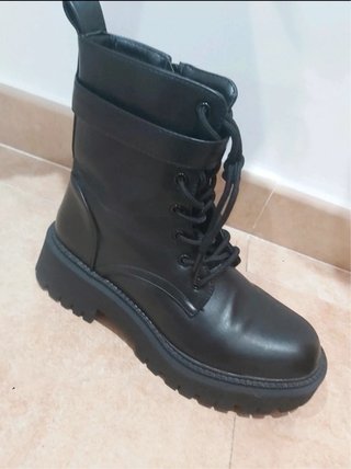 Botas negras estilo militar