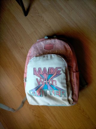 Mochila rosa con purpurina y texto