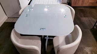 Mesa de cristal y metal con 4 sillas