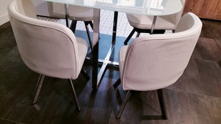 Mesa de cristal y metal con 4 sillas