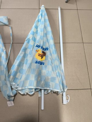 Sombrilla de playa azul y blanca