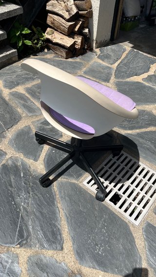 Silla de escritorio beige y morada