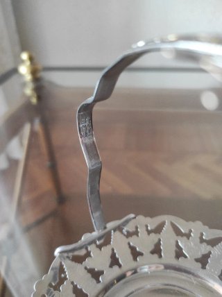Cesta decorativa de metal plateado