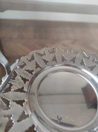 Cesta decorativa de metal plateado