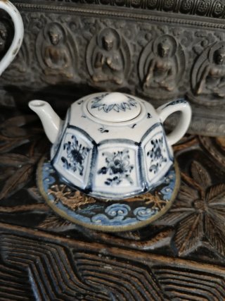 Tetera china azul y blanca