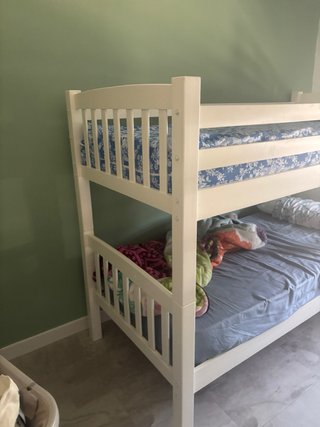 Litera de madera blanca y azul