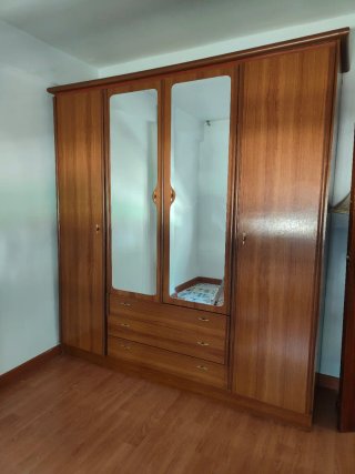 Armario de madera con espejo y cajones