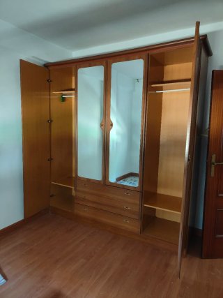 Armario de madera con espejo y cajones