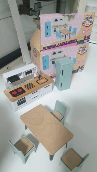 Casita de madera con caja