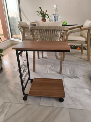 Mesa auxiliar con ruedas