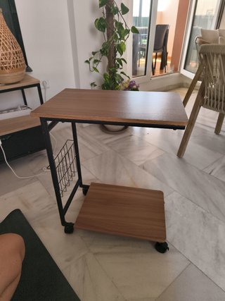 Mesa auxiliar con ruedas