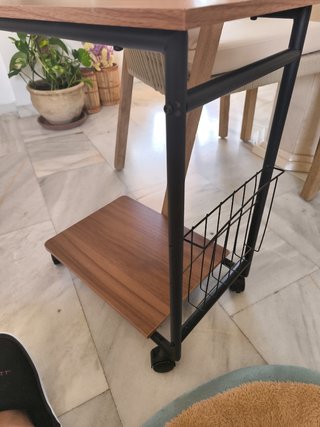 Mesa auxiliar con ruedas