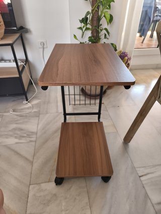 Mesa auxiliar con ruedas