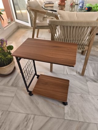 Mesa auxiliar con ruedas
