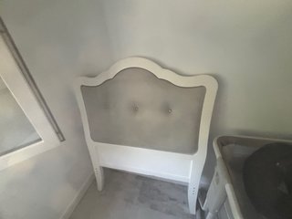 Cabecero de cama beige y blanco